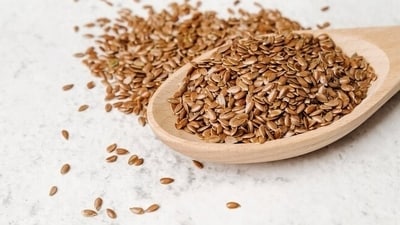 Menopausal symptoms: Flaxseeds have been studied for their potential to alleviate menopausal symptoms like hot flashes, which are often associated with declining estrogen levels. (Freepik) Menopausal symptoms: Flaxseeds have been studied for their potential to alleviate menopausal symptoms like hot flashes, which are often associated with declining estrogen levels. (Freepik)
