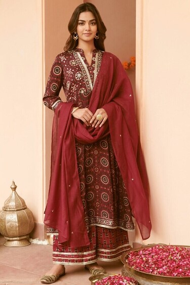 A wide range of handcrafted clothing for women and men by designer Farida Gupta is displayed at this lifestyle exhibition. A wide range of handcrafted clothing for women and men by designer Farida Gupta is displayed at this lifestyle exhibition.