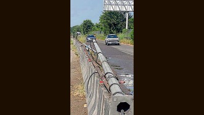 A street light pole lying on the divider after miscreants stole the LED bulbs at Southern bypass in Ludhiana. (ht photo)