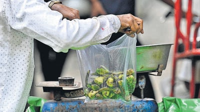 A vegetable vendor uses a thin polybag to pack the produce, at Mata Sundari Road in New Delhi on Tuesday. (Sanchit Khanna/HT PHOTO) A vegetable vendor uses a thin polybag to pack the produce, at Mata Sundari Road in New Delhi on Tuesday. (Sanchit Khanna/HT PHOTO)