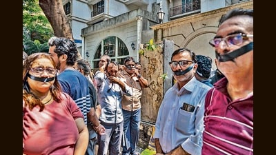Local staged a protest against unknown persons who broke Gujarati road name boards last night at Ghatkopar. (Satish Bate/ Hindustan Times) Local staged a protest against unknown persons who broke Gujarati road name boards last night at Ghatkopar. (Satish Bate/ Hindustan Times)