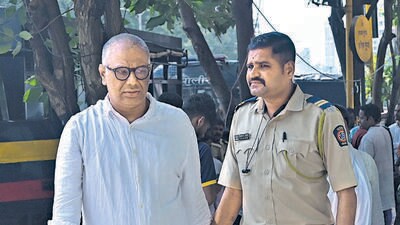 Mumbai, India - Oct 10, 2023 : Sentencing likely in Double Murder Hema Upadhyaya and her Advocate Haresh Bhambhani Murder Case accused Artist Chintan Upadhayay with Three other accused, namely, Vijay Rajbhar, Pradeep Rajbhar and Shivkumar Rajbhar outside Dindoshi Court before the pronouncement of order at Dindoshi Court, Goregaon, in Mumbai, India, Tuesday, Oct 10, 2023. (Photo by Vijay Bate/HT Photo) Mumbai, India - Oct 10, 2023 : Sentencing likely in Double Murder Hema Upadhyaya and her Advocate Haresh Bhambhani Murder Case accused Artist Chintan Upadhayay with Three other accused, namely, Vijay Rajbhar, Pradeep Rajbhar and Shivkumar Rajbhar outside Dindoshi Court before the pronouncement of order at Dindoshi Court, Goregaon, in Mumbai, India, Tuesday, Oct 10, 2023. (Photo by Vijay Bate/HT Photo)