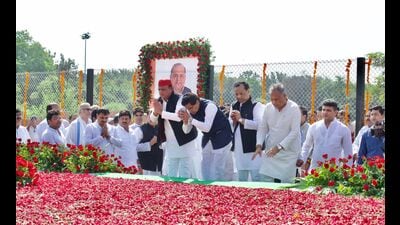 P national president Akhilesh Yadav, other family members and party leaders paying tribute to Mulayam Singh Yadav at his Samadhi in Etawah’s Saifai village on October 10. (HT photo) P national president Akhilesh Yadav, other family members and party leaders paying tribute to Mulayam Singh Yadav at his Samadhi in Etawah’s Saifai village on October 10. (HT photo)