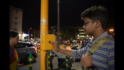 The PMC had installed new traffic signals all over city under the ‘Smart City’ project however the time kept for pedestrians to cross roads at these signals is very little – as little as five seconds at many places. (HT PHOTO) The PMC had installed new traffic signals all over city under the ‘Smart City’ project however the time kept for pedestrians to cross roads at these signals is very little – as little as five seconds at many places. (HT PHOTO)