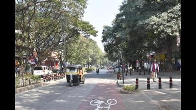 The roads under the jurisdiction of the Aundh ward office are dilapidated with uneven pavements, which is a cause for concern, especially for the elderly. (HT PHOTO) The roads under the jurisdiction of the Aundh ward office are dilapidated with uneven pavements, which is a cause for concern, especially for the elderly. (HT PHOTO)