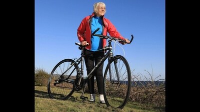 85-year-old Mavis Paterson with her bicycle. (Instagram/@maviscycle)