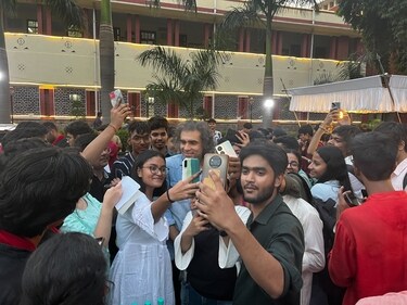 Many among the present students clicked selfies with Imtiaz. (Photo: Kriti Kambiri/HT)