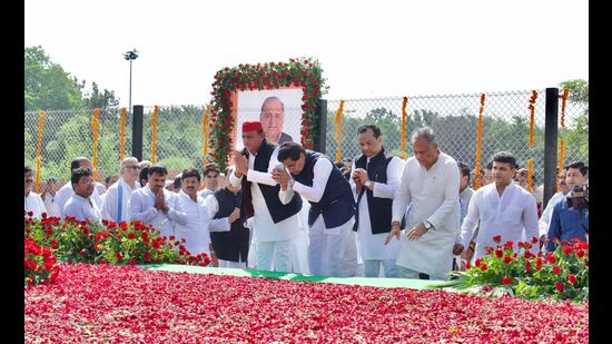 P national president Akhilesh Yadav, other family members and party leaders paying tribute to Mulayam Singh Yadav at his Samadhi in Etawah’s Saifai village on October 10. (HT photo)