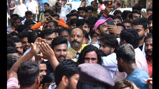 The raksha dal supporters gathered in large numbers at the district headquarters and demanded immediate scrapping of the two recent FIRs lodged against Chaudhary (Sakib Ali/HT Photo)
