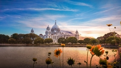 Kolkata: Vibrant Expressions of Artistic Heritage - Kolkata’s cultural fervour is palpable in its streets, festivals and certainly its homes. The city's old-world charm shines through North Kolkata’s colonial buildings bathed in radiant pinks, blues, and greens. Yet, the South of the city, with its high rises and modern abodes, gravitates towards subtle greys, beiges and creams. This intricate dance creates a harmonious blend of the city's artistic heritage with its modern pursuits, painting a picture of a city that embraces evolution without letting go of its roots. (Pixabay) Kolkata: Vibrant Expressions of Artistic Heritage - Kolkata’s cultural fervour is palpable in its streets, festivals and certainly its homes. The city's old-world charm shines through North Kolkata’s colonial buildings bathed in radiant pinks, blues, and greens. Yet, the South of the city, with its high rises and modern abodes, gravitates towards subtle greys, beiges and creams. This intricate dance creates a harmonious blend of the city's artistic heritage with its modern pursuits, painting a picture of a city that embraces evolution without letting go of its roots. (Pixabay)