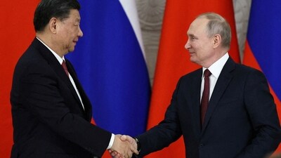 Russian president Vladimir Putin shakes hands with Chinese President Xi Jinping. (File)