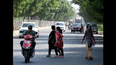 Currently, Greater Noida suffers from a lack of FOBs, posing safety risks for pedestrians who must cross main roads without proper infrastructure. (Sunil Ghosh/HT Photo) Currently, Greater Noida suffers from a lack of FOBs, posing safety risks for pedestrians who must cross main roads without proper infrastructure. (Sunil Ghosh/HT Photo)