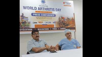 Dr Sandeep Kapoor (left) Dr Sandeep Garg (right) addressing mediapersons on arthritis and related issues in Lucknow on Wednesday. (HT Photo) Dr Sandeep Kapoor (left) Dr Sandeep Garg (right) addressing mediapersons on arthritis and related issues in Lucknow on Wednesday. (HT Photo)
