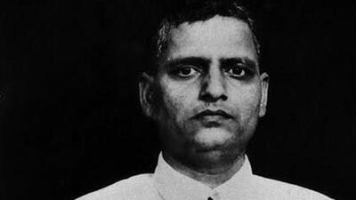 During a Ganesha procession an unidentified person held a portrait of Nathuram Godse . During a Ganesha procession an unidentified person held a portrait of Nathuram Godse .