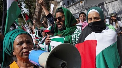 Members of the Palestine Solidarity Campaign protest outside the Israeli consular office in Cape Town, South Africa October 11, 2023. REUTERS/Nic Bothma (REUTERS)