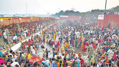 In a statement, the Delhi government said it is planning to make arrangements at around 1,000 ghats in the Capital for the festival. (HT Photo) In a statement, the Delhi government said it is planning to make arrangements at around 1,000 ghats in the Capital for the festival. (HT Photo)