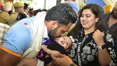 Indian hockey team captain Harmanpreet Singh being received by his wife Amandeep Kaur and daughter Ruhanat at Amritsar airport on Wednesday. (Sameer Sehgal/HT) Indian hockey team captain Harmanpreet Singh being received by his wife Amandeep Kaur and daughter Ruhanat at Amritsar airport on Wednesday. (Sameer Sehgal/HT)