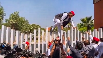 Samajwadi Party chief Akhilesh Yadav climbs a wall while trying to enter Jai Prakash Narayan International Center (PTI) Samajwadi Party chief Akhilesh Yadav climbs a wall while trying to enter Jai Prakash Narayan International Center (PTI)