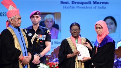 President Droupadi Murmu presenting a degree to a gold medallist during the 20th convocation of the Kashmir University in Srinagar (Waseem Andrabi/HT ) President Droupadi Murmu presenting a degree to a gold medallist during the 20th convocation of the Kashmir University in Srinagar (Waseem Andrabi/HT )