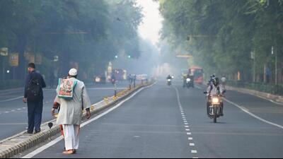 Tilak Marg covered with smog in New Delhi on Wednesday morning. (Arvind Yadav/HT Photo)