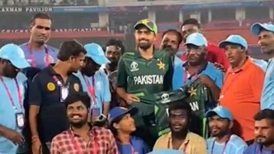Babar Azam with ground staff after Pakistan's World Cup match vs Sri Lanka (ICC) Babar Azam with ground staff after Pakistan's World Cup match vs Sri Lanka (ICC)