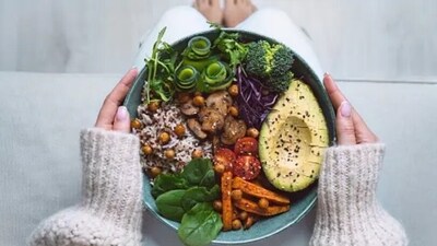 Sleep patterns are linked to a healthy diet. When we receive proper nutrition, the sleep pattern gets better. Deep and healthy sleep is important for a healthy lifestyle. "If you're not sleeping 7-9 hrs/night or you wake up and don't feel refreshed, these are the nutrition strategies you need," wrote Dietitian Samantha Cassetty as she shared a few nutrition tips. (Unsplash) Sleep patterns are linked to a healthy diet. When we receive proper nutrition, the sleep pattern gets better. Deep and healthy sleep is important for a healthy lifestyle. "If you're not sleeping 7-9 hrs/night or you wake up and don't feel refreshed, these are the nutrition strategies you need," wrote Dietitian Samantha Cassetty as she shared a few nutrition tips. (Unsplash)