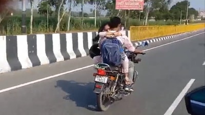 Couple hugging each other while riding a bike in Uttar Pradesh. (X/@yauvani_1) Couple hugging each other while riding a bike in Uttar Pradesh. (X/@yauvani_1)