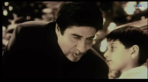 Smit Sheth with Bachchan in Baghban. Smit Sheth with Bachchan in Baghban.
