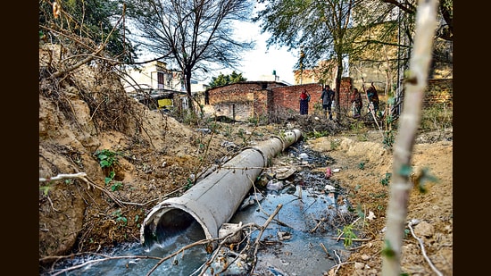 DJB plans to connect 573 unauthorised colonies with sewage network. (HT Archive)