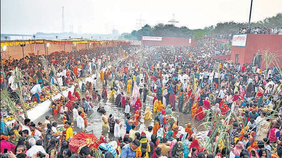 In a statement, the Delhi government said it is planning to make arrangements at around 1,000 ghats in the Capital for the festival. (HT Photo)