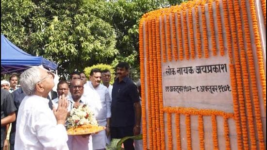 Nitish Kumar pays tribute to Jaiprakash Narayan on his birth anniversary in Patna Wednesday. (HT photo)