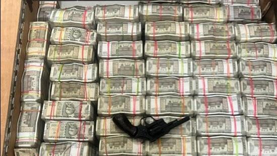 The ₹4.94 crore and illegal revolver recovered from the rented house of drug smuggler, Gurjeet Singh, at Mullanpur Dakha on Friday. He is suspected to be connected to the recent recovery of 30kg of heroin in Ramban district. (HT Photo)