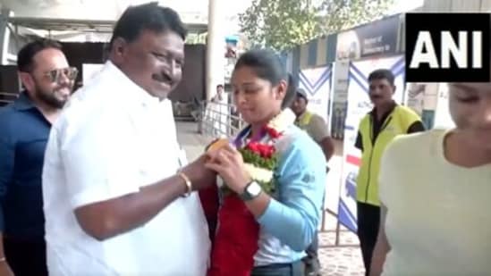 The image shows Snehal Shinde with her father. (X/@ANI)