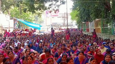 3000 sevikas and sahaiyaks representing 38,500 Anganwadi centres across Jharkhand, staged a day-long sit-in protest in Ranchi (HT Photo) 3000 sevikas and sahaiyaks representing 38,500 Anganwadi centres across Jharkhand, staged a day-long sit-in protest in Ranchi (HT Photo)