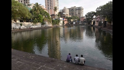 Banganga Tank attracts 10,000 devotees on Kartik Purnima. They also gather here annually during Pitrupaksha, for ‘pind daan’ (a ritual performed in the memory of ancestors). (Kunal Patil/HT Photo) Banganga Tank attracts 10,000 devotees on Kartik Purnima. They also gather here annually during Pitrupaksha, for ‘pind daan’ (a ritual performed in the memory of ancestors). (Kunal Patil/HT Photo)