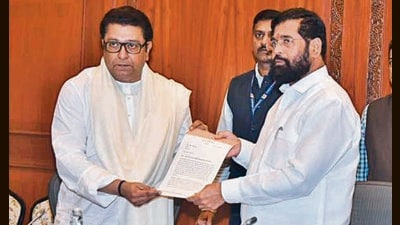 Chief minister Eknath Shinde met the MNS chief on Thursday at Sahyadri, the state guesthouse. (HT Photo) Chief minister Eknath Shinde met the MNS chief on Thursday at Sahyadri, the state guesthouse. (HT Photo)