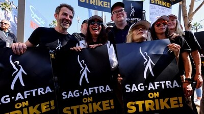 FILE PHOTO: SAG-AFTRA union President Fran Drescher and Duncan Crabtree-Ireland, SAG-AFTRA National Executive Director and Chief Negotiator, demonstrate as SAG-AFTRA actors join the Writers Guild of America (WGA) in a strike against the Hollywood studios, on the picket like outside of Netflix offices in Los Angeles, California, U.S., July 14, 2023.   REUTERS/Mike Blake/File Photo (REUTERS)