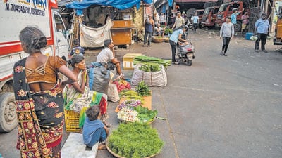 Mumbai, India - Oct. 12, 2023: A view of Maa Saaheb Sau Minatai Thakre Flower Market, Parel in Mumbai, India, on Thursday, October 12, 2023. (Photo by Satish Bate/ Hindustan Times) (Hindustan Times) Mumbai, India - Oct. 12, 2023: A view of Maa Saaheb Sau Minatai Thakre Flower Market, Parel in Mumbai, India, on Thursday, October 12, 2023. (Photo by Satish Bate/ Hindustan Times) (Hindustan Times)