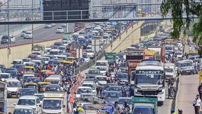 People have been advised to use public transport to help decongest roads and avoid any inconvenience. (HT Photo) People have been advised to use public transport to help decongest roads and avoid any inconvenience. (HT Photo)