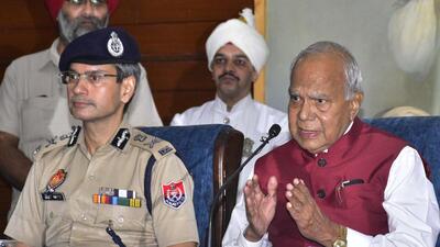 Punjab governor Banwarilal Purohit and DGP Gaurav Yadav addressing a press conference at Guru Nanak Dev University in Amritsar on Thursday. (Sameer Sehgal/HT) Punjab governor Banwarilal Purohit and DGP Gaurav Yadav addressing a press conference at Guru Nanak Dev University in Amritsar on Thursday. (Sameer Sehgal/HT)