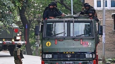 Security forces on their way to the encounter site in Garol, Kokernag, in Anantnag district of Jammu and Kashmir. (HT Photo/Waseem Andrabi) Security forces on their way to the encounter site in Garol, Kokernag, in Anantnag district of Jammu and Kashmir. (HT Photo/Waseem Andrabi)