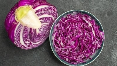 Purple cabbage being rich in fibre also helps to facilitate weight loss. Fibre can soak up water in the intestine, slowing the absorption of nutrients and increasing feelings of fullness. (Freepik) Purple cabbage being rich in fibre also helps to facilitate weight loss. Fibre can soak up water in the intestine, slowing the absorption of nutrients and increasing feelings of fullness. (Freepik)