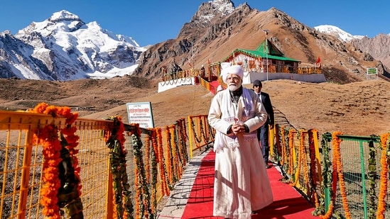 Following this, PM Modi will return to Pithoragarh where he will inaugurate and lay the foundation stone for development projects worth <span class='webrupee'>₹</span>4,200 crore before addressing a public meeting at the S S Waldia Sports Stadium.(PTI)
