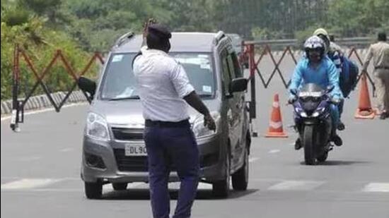 Two more men, associates of the two impersonating traffic policemen, also reached the spot and stole the bag containing ₹50 lakh (FILE PHOTO/REPRESENTATIVE IMAGE)