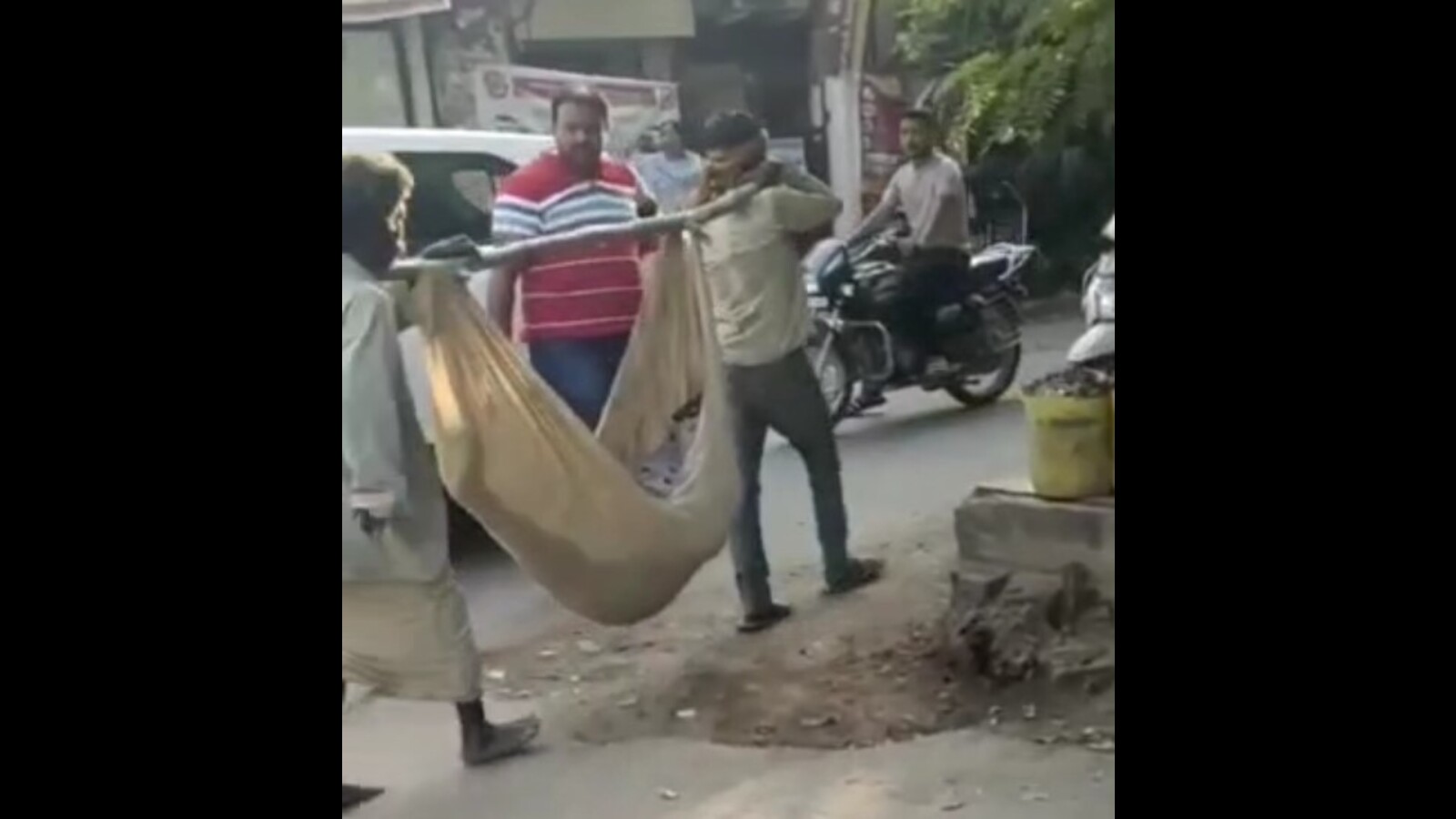Poor men carry woman's body for cremation - Hindustan Times - Vimarsana News