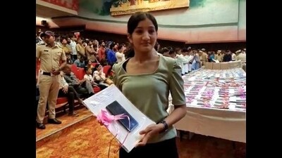 A young woman gets her lost mobile phone back ass Ulhasnagar police returned their lost valuables worth ₹1.41 crore on Friday in Ulhasnagar (Prmod Tambe/HT PHOTO) A young woman gets her lost mobile phone back ass Ulhasnagar police returned their lost valuables worth ₹1.41 crore on Friday in Ulhasnagar (Prmod Tambe/HT PHOTO)