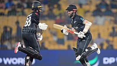 Kane Williamson retired hurt during New Zealand's run chase. (Blackcaps Twitter) Kane Williamson retired hurt during New Zealand's run chase. (Blackcaps Twitter)