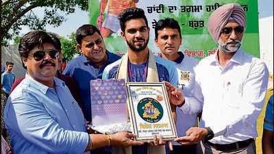 Badminton player Dhruv Kapila, who won silver in Asian Games, being felicitated by the district administration in Ludhiana. (ht)