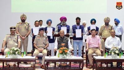 Governor Banwarilal Purohit, DGP Gaurav Yadav, chief secretary Anurag Verma and others during an event in Pathankot on Friday. (HT photo)