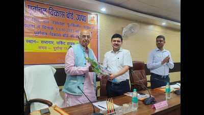 Narendra Singh, vice-chairman, Purvanchal Development Board, being welcomed by divisional commissioner Kaushal Raj Sharma (HT Photo) Narendra Singh, vice-chairman, Purvanchal Development Board, being welcomed by divisional commissioner Kaushal Raj Sharma (HT Photo)